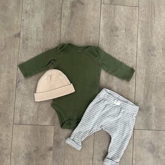 Carter’s 0-3 Month Baby Boy 3 piece matching outfit set
Pants bodysuit & hat - Picture 3 of 12